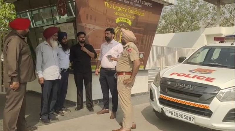 ਲੁਧਿਆਣਾ ਵਿੱਚ ਭਾਰੀ ਦਹਿਸ਼ਤ – 10 ਨਾਮੀ ਸਕੂਲਾਂ ਤੇ ਰੇਲਵੇ ਸਟੇਸ਼ਨ ਨੂੰ ਬੰਬ ਨਾਲ ਉਡਾਉਣ ਦੀ ਧਮਕੀ